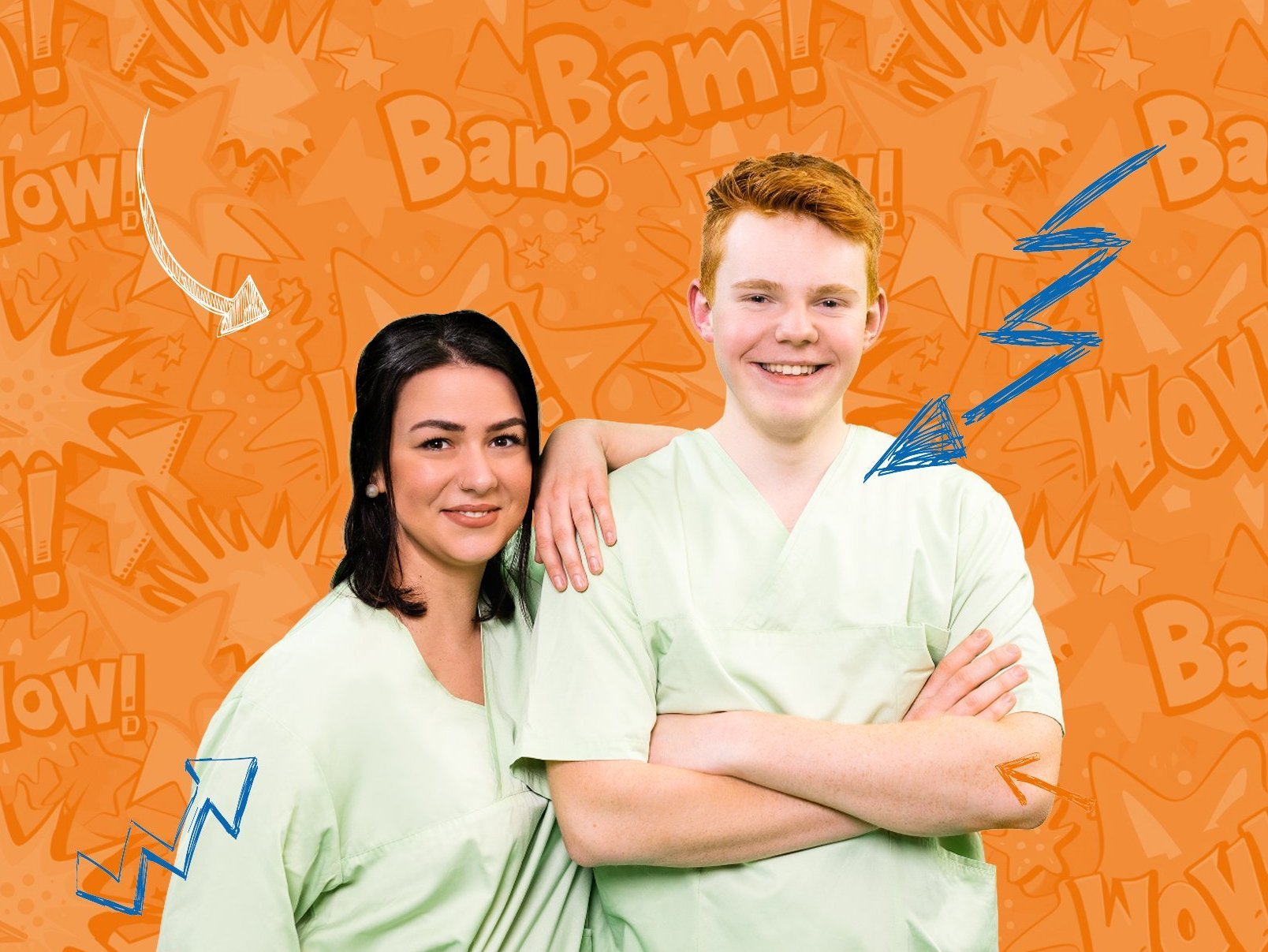 Zwei Jugendliche in OP-Kleidung stehen lachend vor einem orangefarbenen Hintergrund mit Comic-Grafiken.