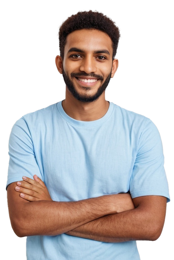 Ein junger Mann mit kurzem Haar und Bart steht selbstbewusst mit verschränkten Armen und einem freundlichen Lächeln vor neutralem Hintergrund.