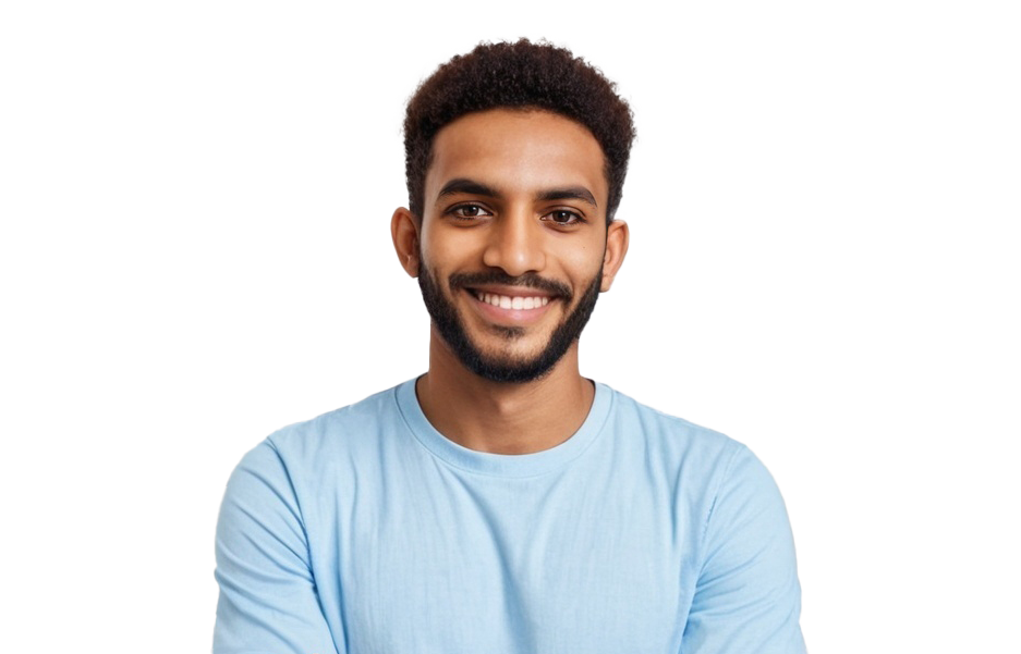 Ein junger Mann mit kurzem Haar und Bart steht selbstbewusst mit verschränkten Armen und einem freundlichen Lächeln vor neutralem Hintergrund.