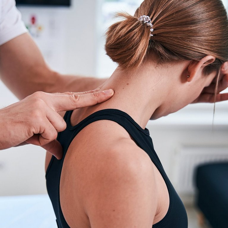 Ärztliche Untersuchung der Halswirbelsäule – manuelle Diagnose bei Nackenschmerzen in physiotherapeutischer Behandlung