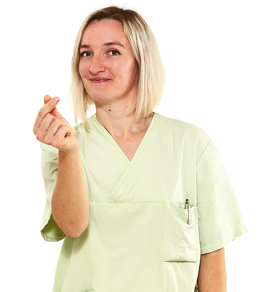 Pflegefachkraft in hellgrüner Dienstkleidung zeigt Herz mit ihren Fingern – FlexTeam des Allgemeinen Krankenhauses Celle ermöglicht flexible Arbeitszeiten, die zum Leben passen.