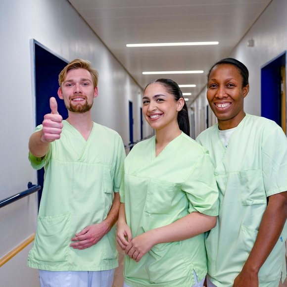 Sie bedeutet Fürsorge, Mitmenschlichkeit und das tägliche Engagement, jedem Patienten ein Stück Lebensqualität zurückzugeben.