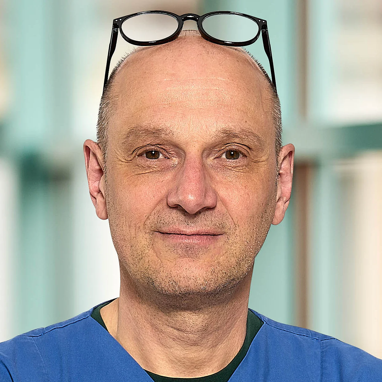 Portraitfoto von Dr. med. Ulrich Freund, Oberarzt der Gastroenterologie