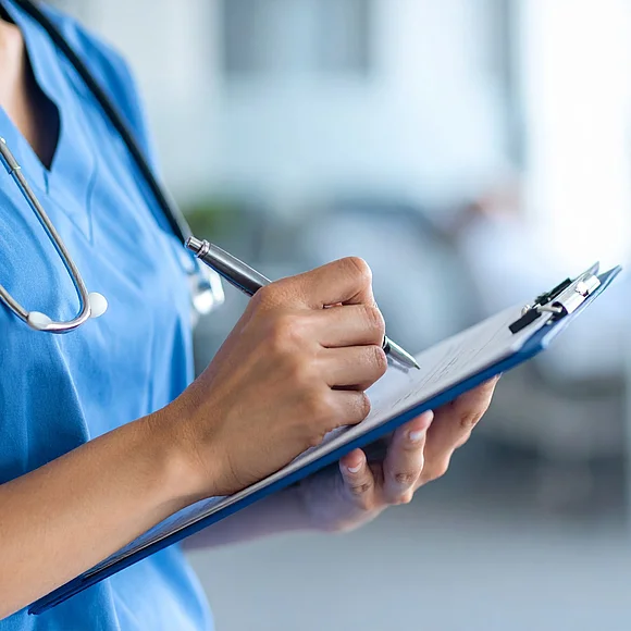 Close-up shot of nurse writing on clipboard, filling medical form in clinic Profilbild