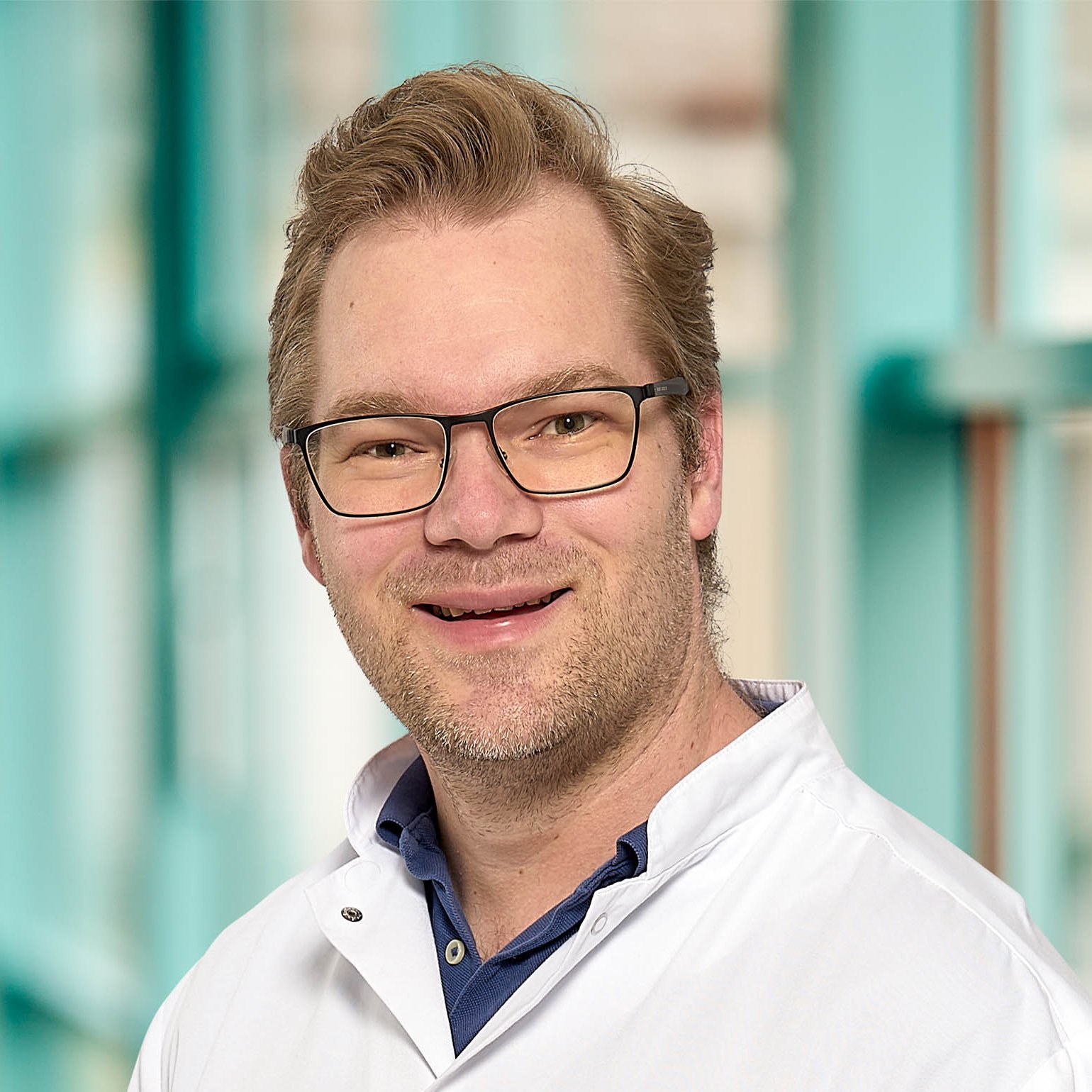 Portraitbild von Dr. med. Lars Weisbach, Oberarzt in der Urologie