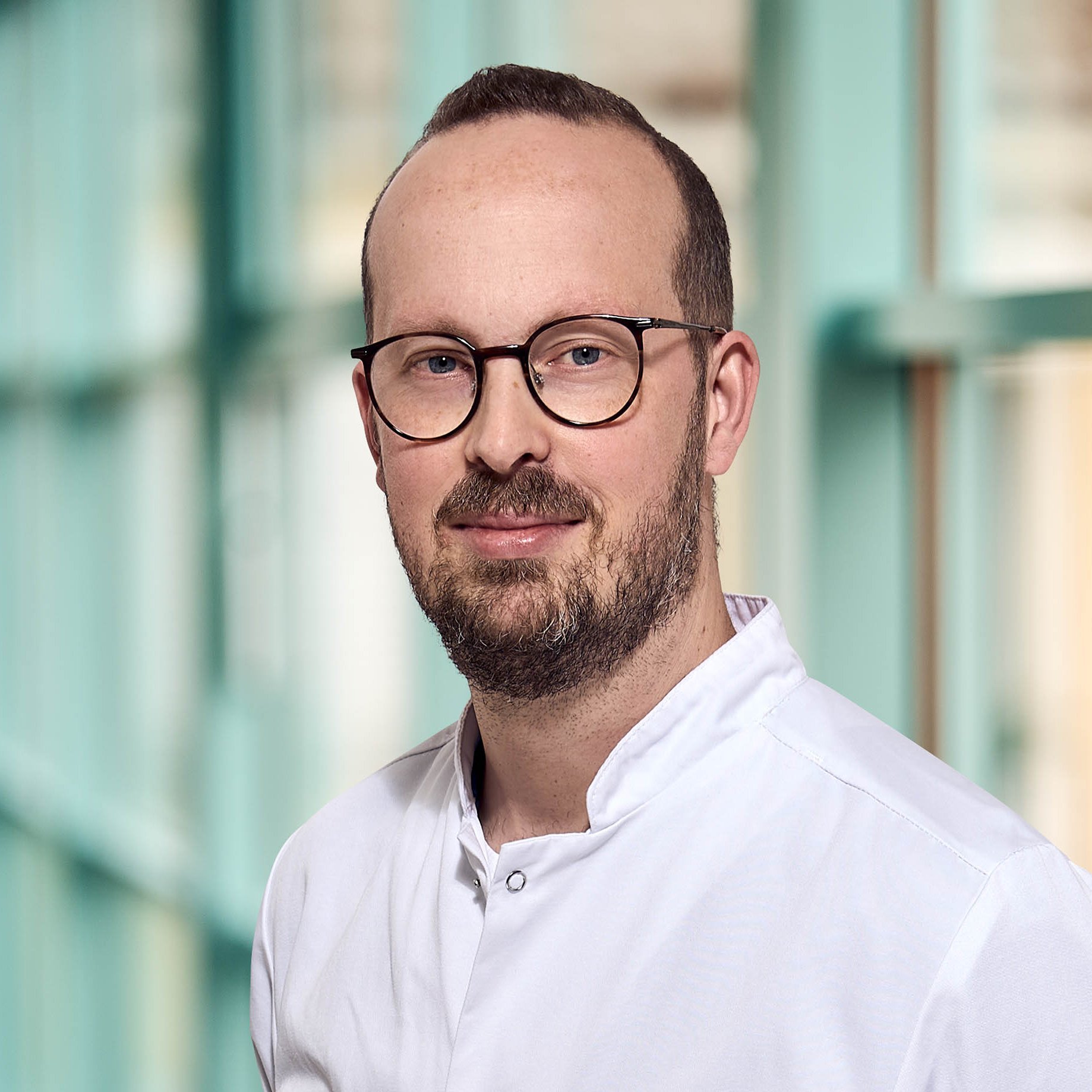 Portraitfoto von Herrn Dr. Yannick Lippka, Chefarzt Urologie