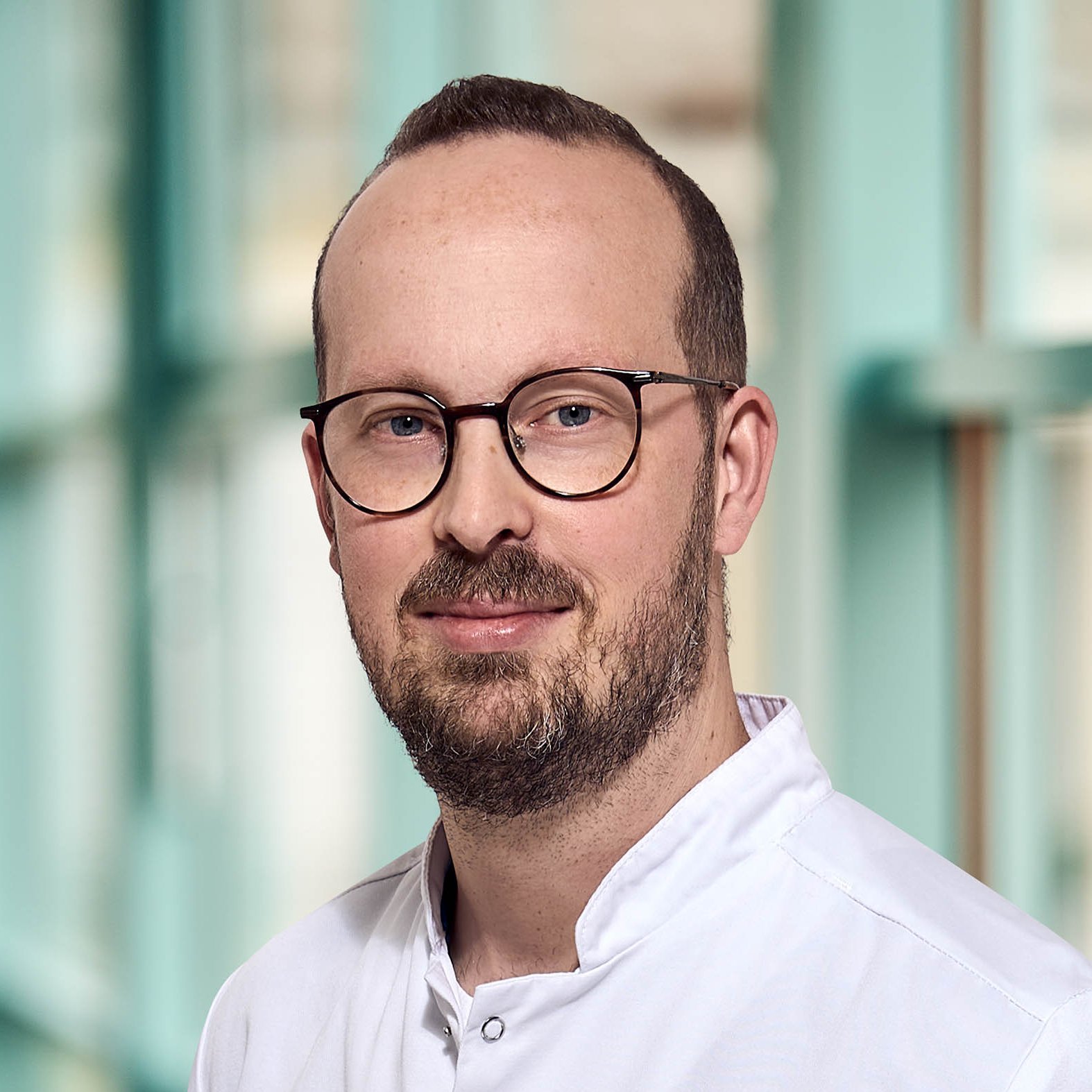 Portraitfoto von Herrn Dr. Yannick Lippka, Chefarzt Urologie