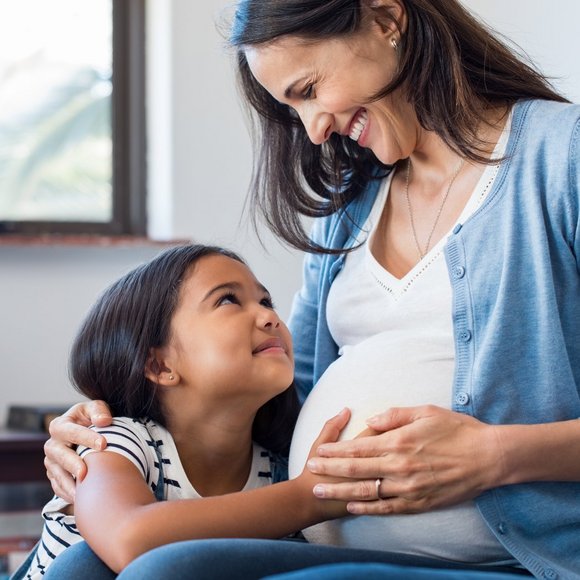 Unsere erfahrenen Fachkräfte begleiten Sie und Ihr Neugeborenes rund um die Uhr mit viel Einfühlungsvermögen und medizinischer Expertise. Wir sind für Sie da, damit Sie und Ihr Kind bestens versorgt sind.