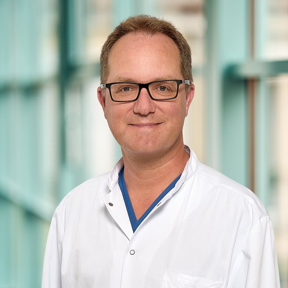 Schulz--Eberhard--188cm-0004 Moderne Kardiologie bedeutet nicht nur High-Tech und präzise Diagnostik – sondern auch menschliche Zuwendung. Wir legen großen Wert darauf, Ihre Beschwerden ernst zu nehmen, Sorgen zu erkennen und individuell auf Sie einzugehen.