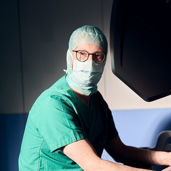 AKH OP Robi 2025.04.15_027 Eine Operation beginnt nicht erst im OP-Saal und endet nicht mit dem letzten Schnitt. Von der ersten Aufklärung bis zur Nachsorge stehen wir an der Seite unserer Patientinnen und Patienten – fachlich kompetent, menschlich engagiert.