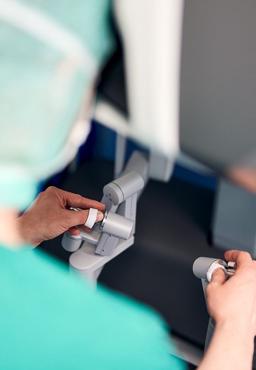Feinmotorische Steuerung durch den Chefarzt der Urologie an der Da Vinci-Konsole im AKH Celle – roboterassistierte Urologie für höchste Präzision bei minimalinvasiven Operationen.