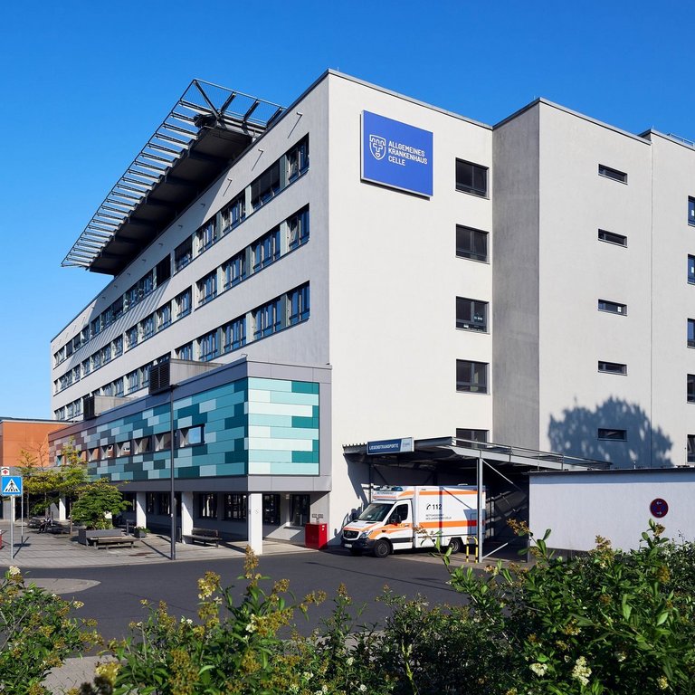 Außenansichten AKH Celle 2025 Moderne Krankenhausfassade des Allgemeinen Krankenhauses Celle mit Haupteingang und Fußgängerüberweg.