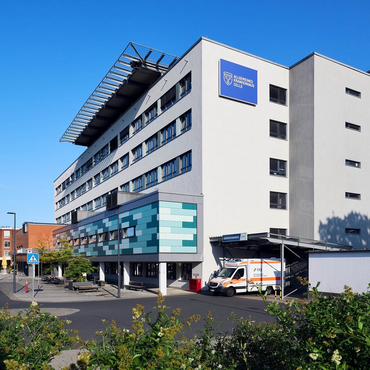Außenansichten AKH Celle 2025 Moderne Krankenhausfassade des Allgemeinen Krankenhauses Celle mit Haupteingang und Fußgängerüberweg.