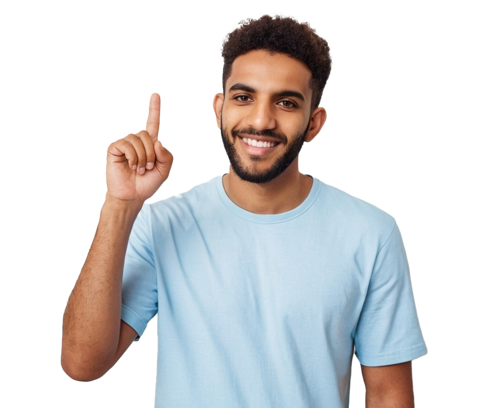 Ein junger Mann in hellblauem T-Shirt lächelt freundlich und hebt einen Finger, als wolle er eine Idee oder einen wichtigen Punkt betonen.