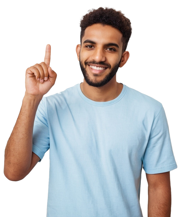 Ein junger Mann in hellblauem T-Shirt lächelt freundlich und hebt einen Finger, als wolle er eine Idee oder einen wichtigen Punkt betonen.