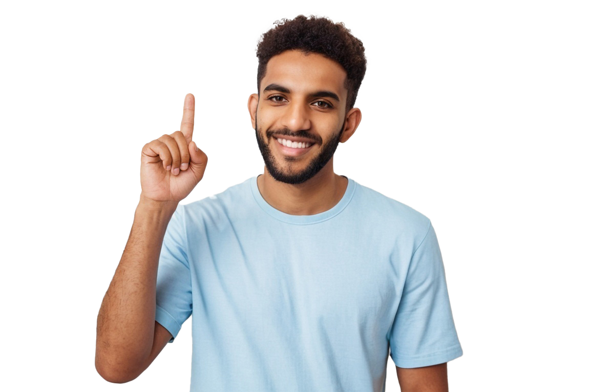 Ein junger Mann in hellblauem T-Shirt lächelt freundlich und hebt einen Finger, als wolle er eine Idee oder einen wichtigen Punkt betonen.