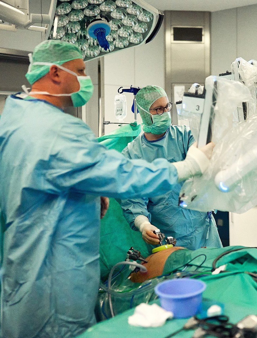 Interdisziplinäres OP-Team im Einsatz mit dem Da Vinci-Roboter im AKH Celle – roboterassistierte Urologie für präzise, minimalinvasive Eingriffe bei urologischen Erkrankungen.