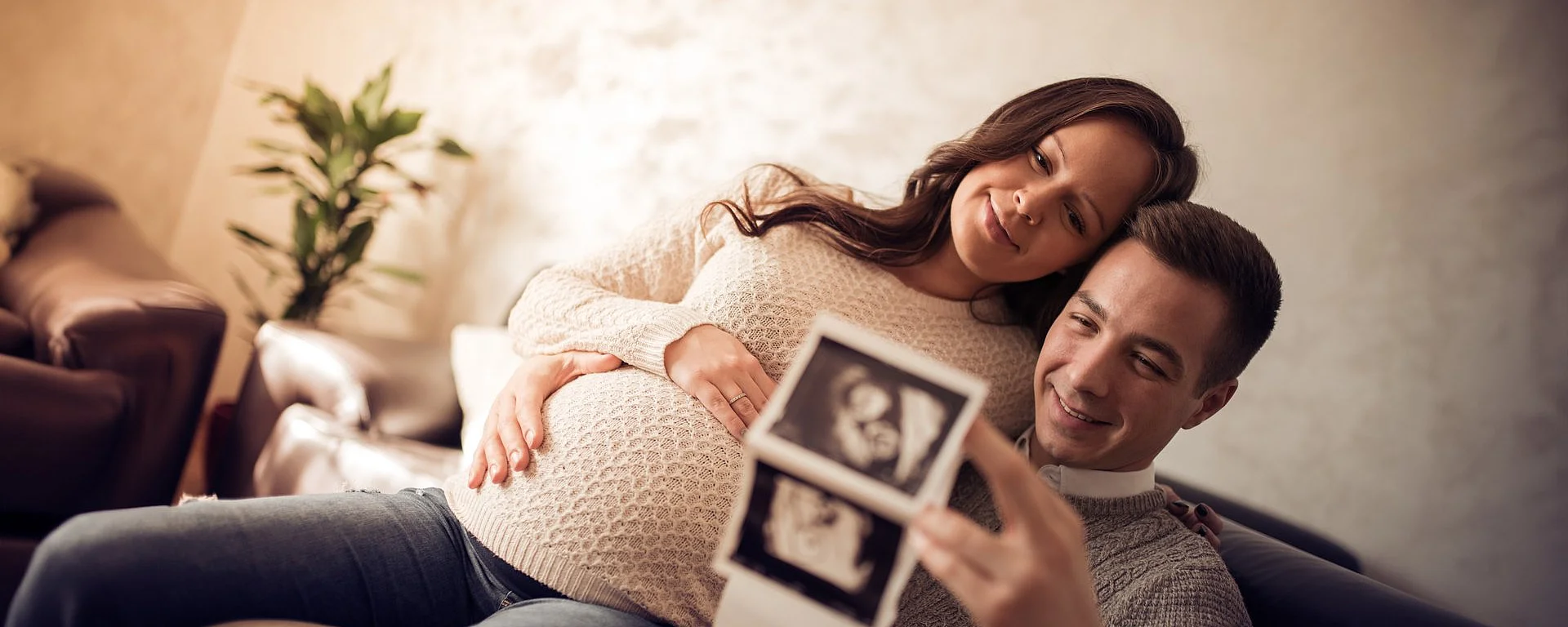 Ein glückliches Paar betrachtet gemeinsam ein Ultraschallbild – voller Vorfreude auf ihr Baby.
