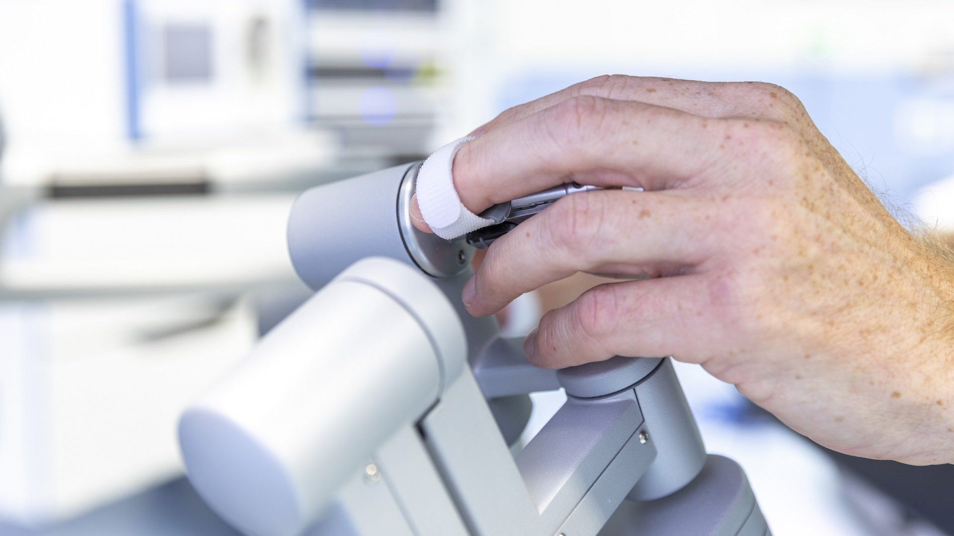 Detailaufnahme einer Hand, die die Steuerung des Da-Vinci-Operationsroboters im AKH Celle präzise bedient.
