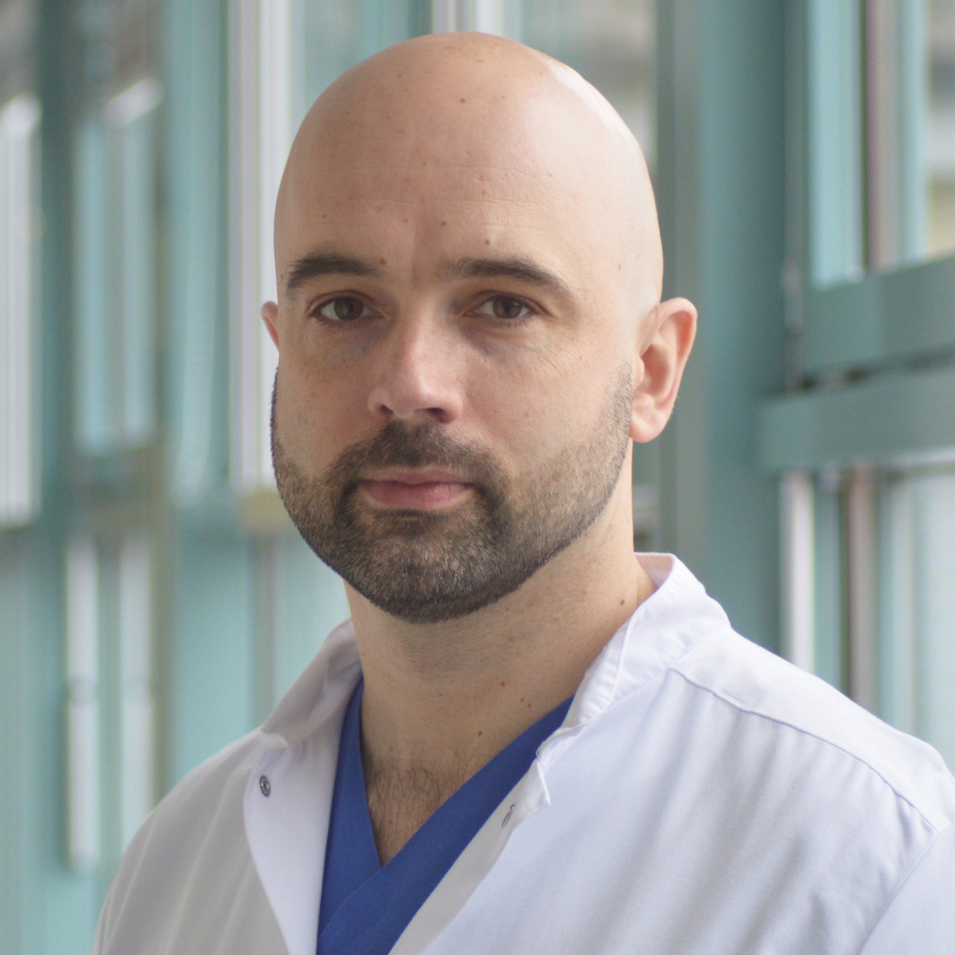 Portraitfoto von Herrn Dr. med. Mathis Planert, Chefarzt Interventionelle Radiologie und Neuroradiologie