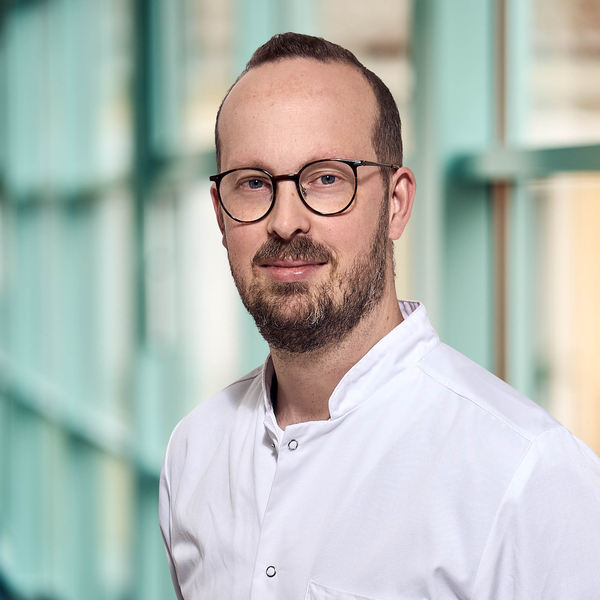 Portraitfoto von Herrn Dr. Yannick Lippka, Chefarzt Urologie