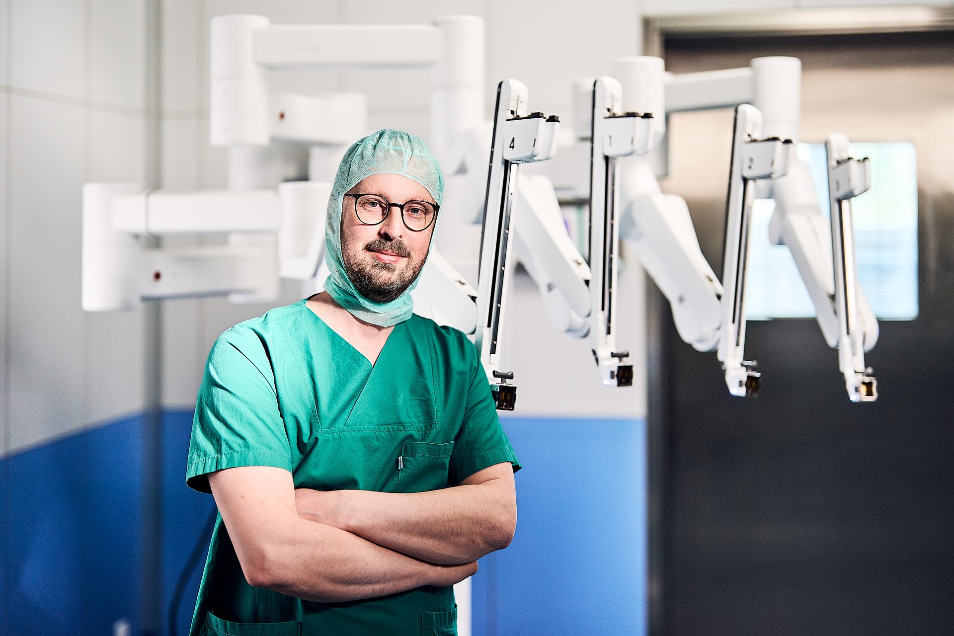 AKH OP Robi 2025.04.15_045 Kompetenz in der roboterassistierten Urologie – Chefarzt der Urologie am AKH Celle vor dem Da Vinci-System für präzise, minimalinvasive Behandlungen.