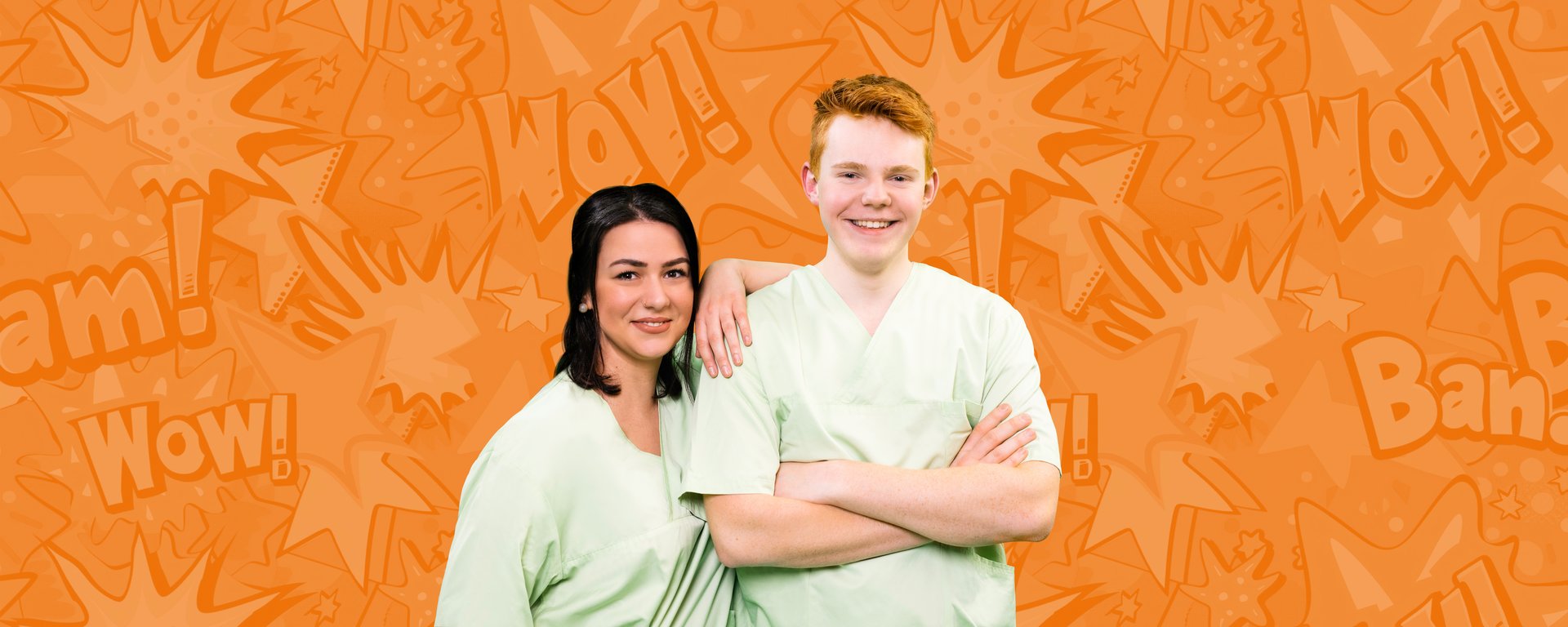 Azubi-Kampagne 2024 Zwei Auszubildende in der Pflege vor orangefarbenem Hintergrund