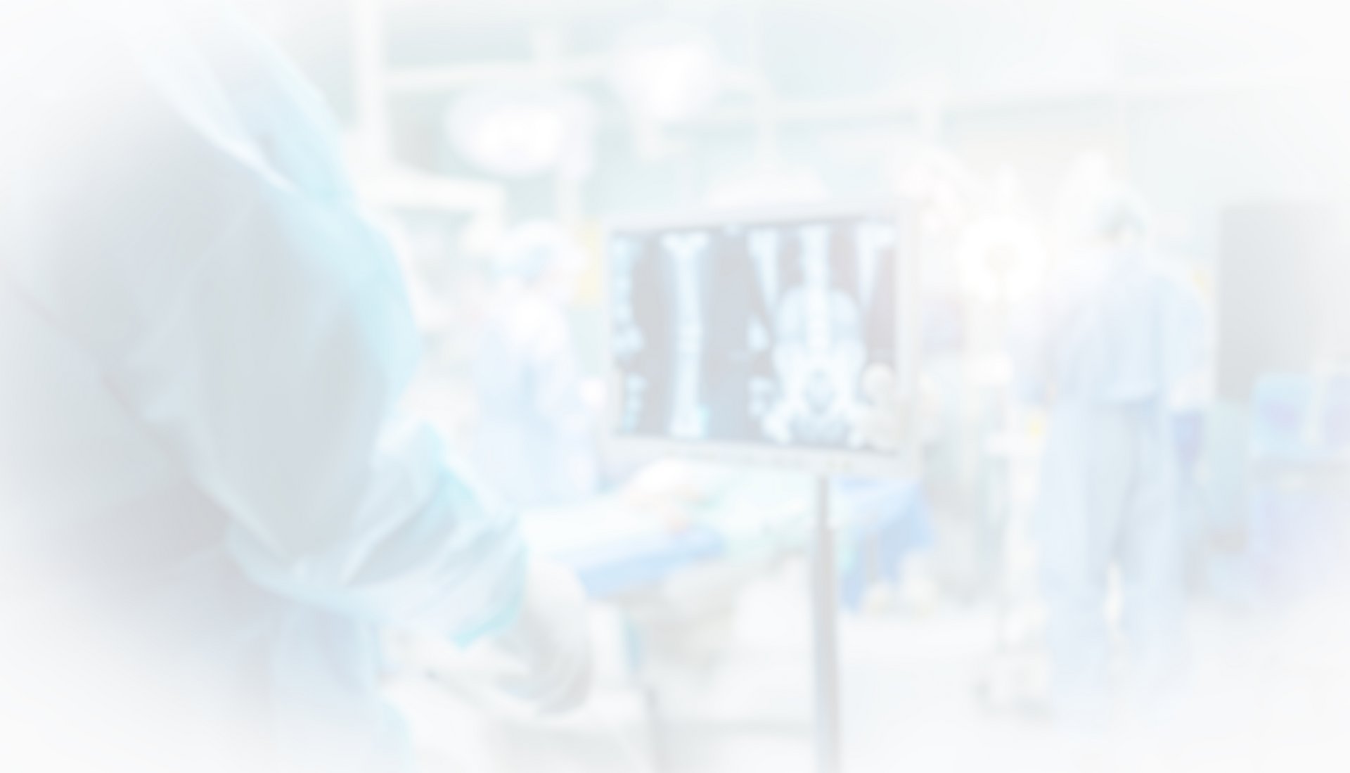 Das Bild zeigt eine Operationsszene mit medizinischem Personal in OP-Kleidung, Instrumenten und Bildgebung (z. B. Röntgenbildern). Der Nebel- bzw. Weichzeichnereffekt verleiht dem Bild eine zurückhaltende, fast traumartige Atmosphäre.