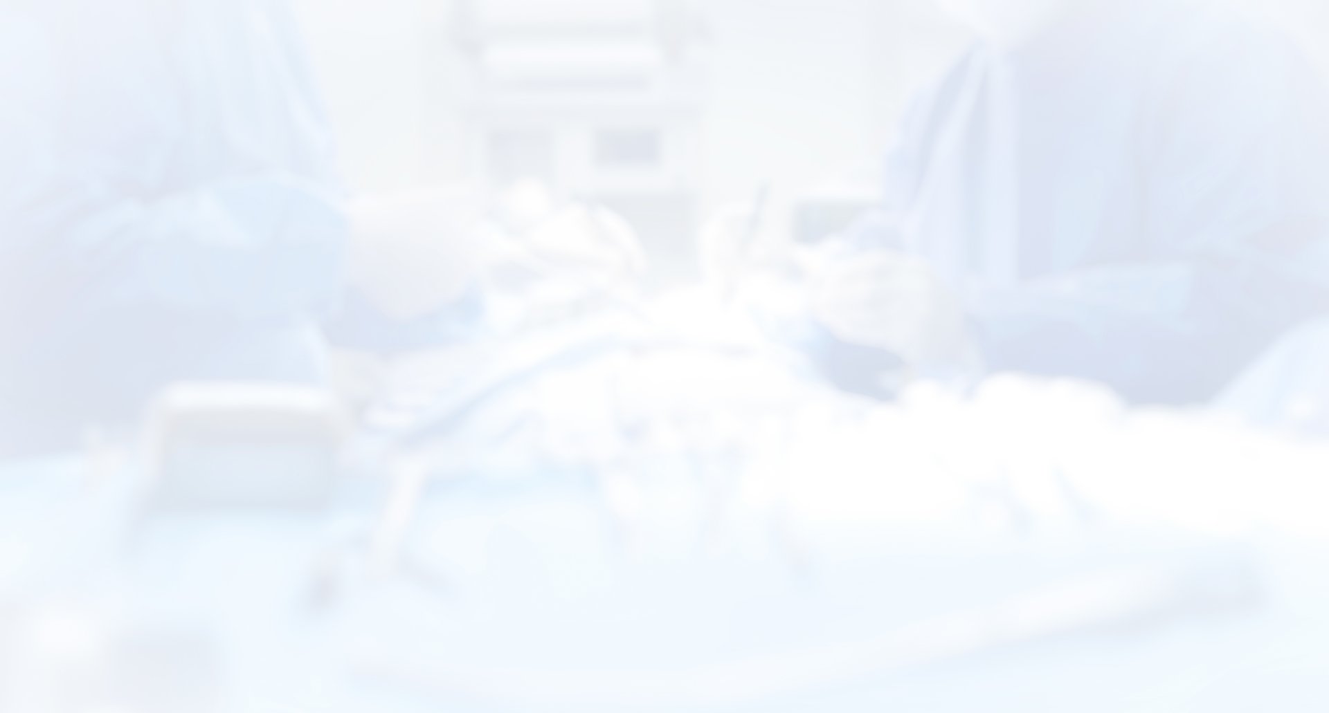 Das Bild zeigt eine stark aufgehellte Szene eines medizinischen Eingriffs oder einer Operation, bei der mehrere Personen um einen Patienten arbeiten. Die Details sind durch die Lichtgestaltung nur schemenhaft erkennbar.